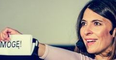 Polki chcą poznać tajemnicę jej sukcesu. Olga Kozierowska zapisała ją szminką