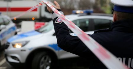 Podwójny wypadek. Ford uderzył w stojący radiowóz