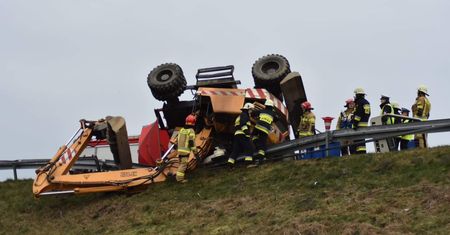 Tragedia na dk40. Młody kierowca koparki nie żyje