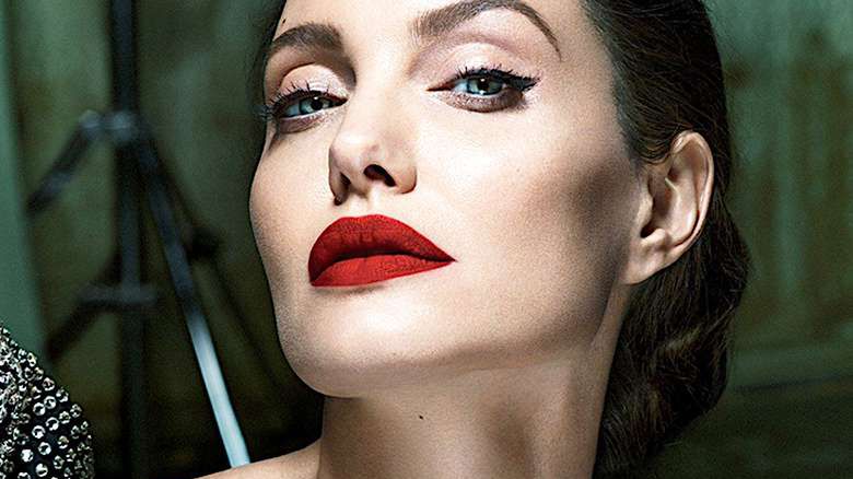 Angelina Jolie w makijażu