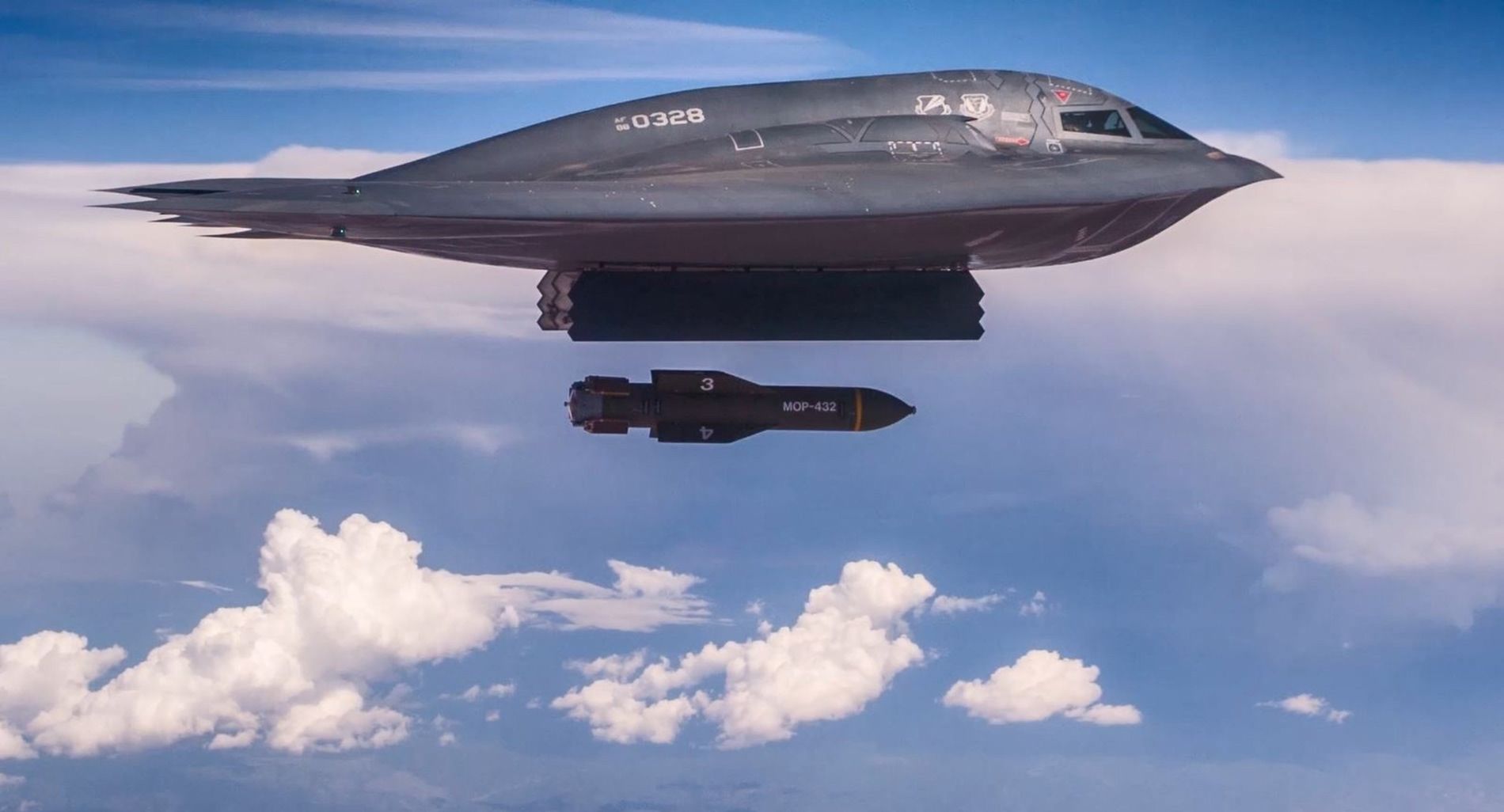 Niewykrywalny bombowiec B-2 podczas ćwiczeń z użyciem największych na świecie bomb do niszczenia bunkrów