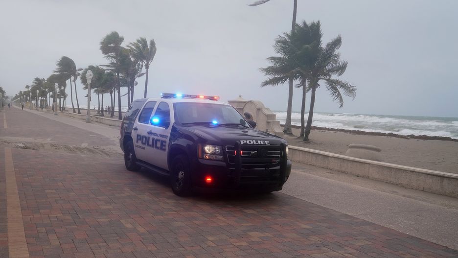 Amerykańska policja pilnuje, by wszyscy opuścili plaże Florydy.