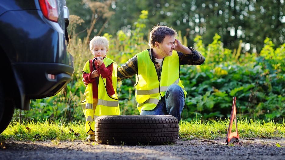 Trójkąt ostrzegawczy to tylko jedna z wymaganych rzeczy, które każdy powinien mieć w aucie