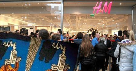 Seria problemów H&M. Sieć przeprasza za skarpetki z "Allahem"