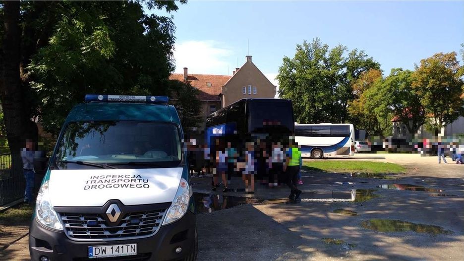 Inspektorzy ITD sprawdzają autokary w Kątach Wrocławskich