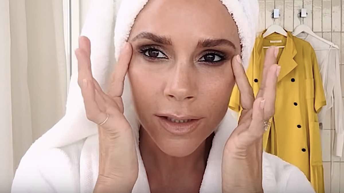 Victoria Beckham używa taniego kosmetyku. Przez przypadek wydało się, co ma w kosmetyczce