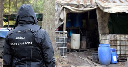 Nielegalny alkohol. KAS zlikwidowała gigantyczną leśną bimbrownię