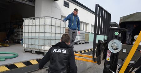 Koronawirus. Prawie 1,3 tys. litrów zatrzymanego alkoholu trafi na walkę z epidemią