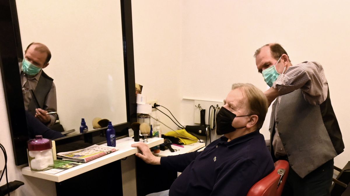 Zakłady fryzjerskie robią co mogą, by kontynuować pracę. 