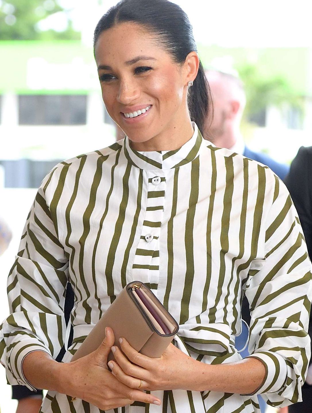 Meghan Markle w sukience w paski na wyspie Tonga