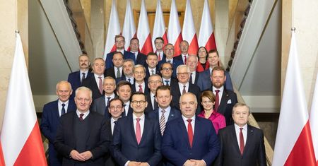 PiS przyspiesza z nowym rządem. Młodzi politycy awansują, kluczowe zmiany w kilku resortach