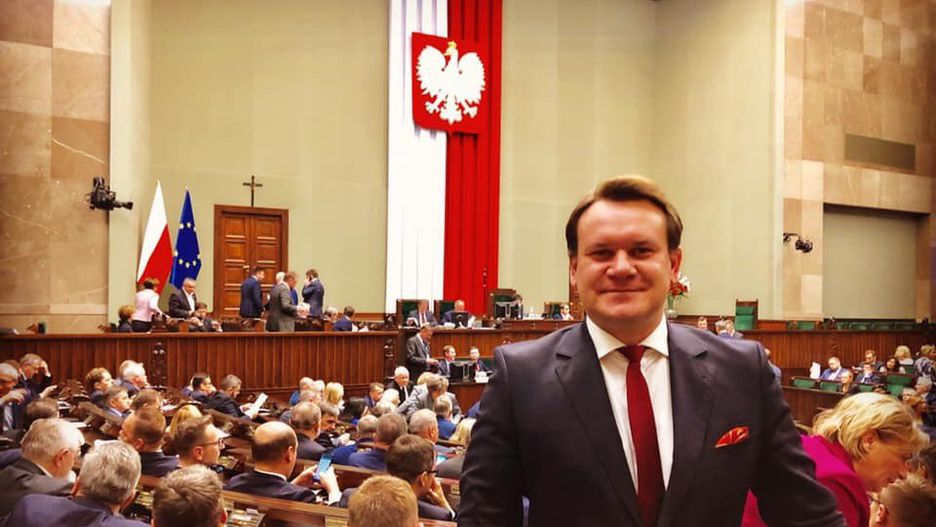Polityk PiS Dominik Tarczyński zostanie europosłem.