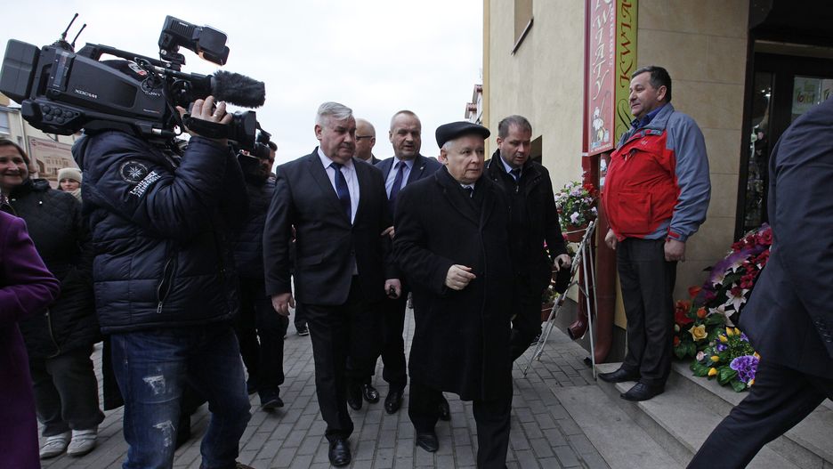 Prezes PiS Jarosław Kaczyński w drodze na spotkanie z mieszkańcami Podlasia (zdj. arch.).