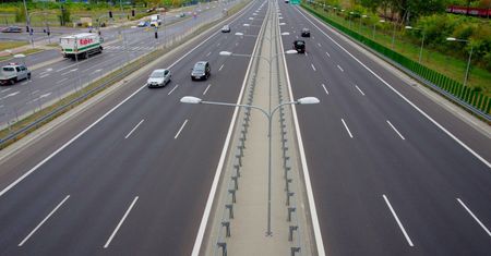 Kolizja na S2. Osobówka uderzyła w ciężarówkę