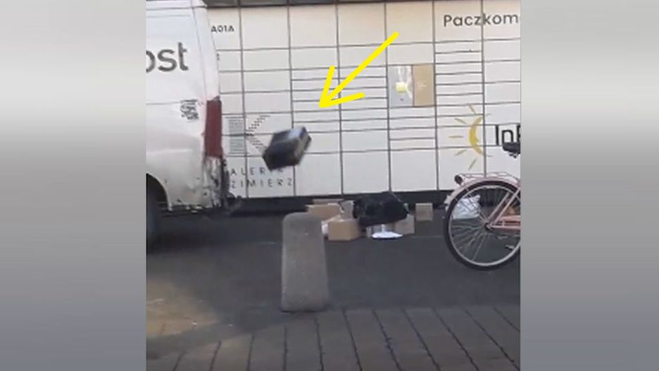 Pracownik InPost rzuca paczkami o ziemię.