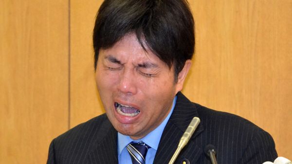 Ryutaro Nonomura płacze podczas konferencji prasowej