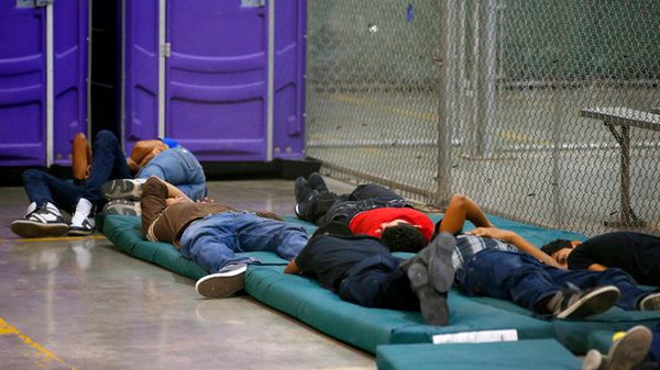 Nieletni imigranci śpią na podłodze w jednej z placówek amerykańskiej straży granicznej