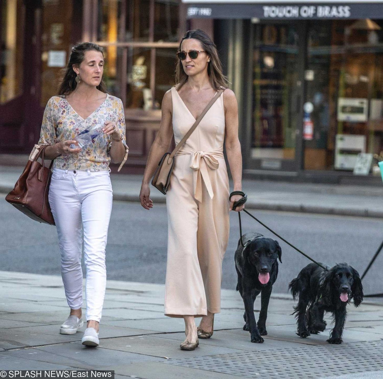 Ciężarna Pippa Middleton spaceruje z psami