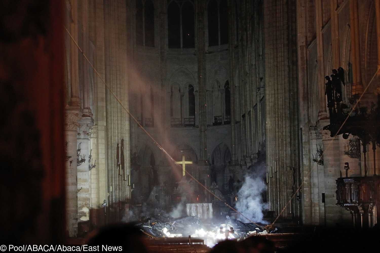 Spalone wnętrze Katedry Notre Dame