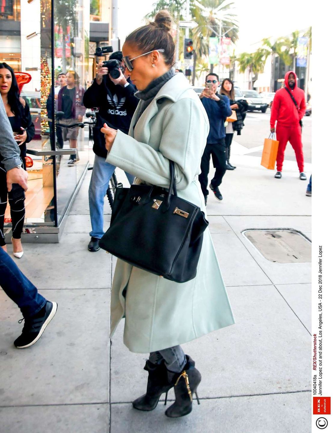 Jennifer Lopez w miętowym płaszczu na zakupach w Los Angeles
