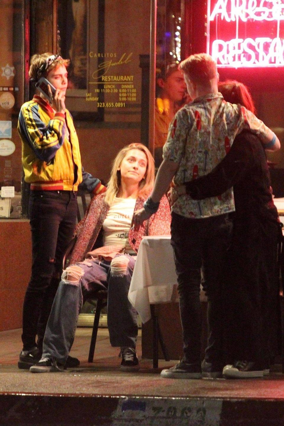 Cara Delevingne i Paris Jackson Kiss całowały się na ulicy. Towarzyszyli im Macaulay Culkin i Brenda Song (BACKGRID/FORUM)