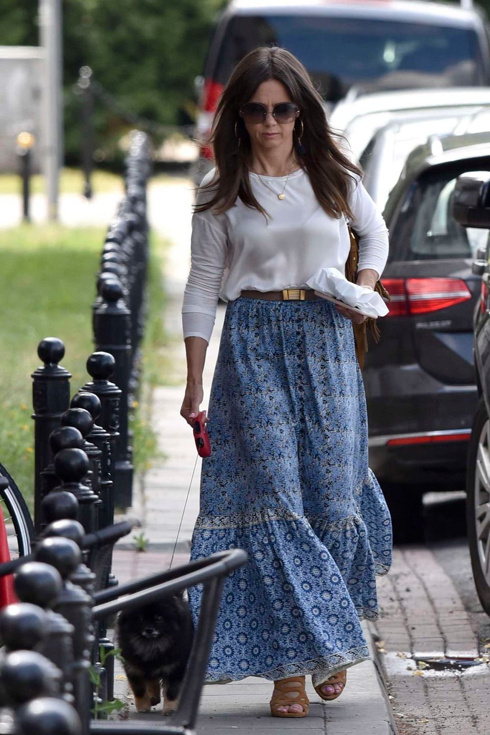 Kinga Rusin z psem na spacerze