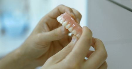 5 nietypowych rzeczy, które niszczą nasze zęby