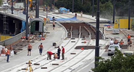 Drogowcy naprawiają, a inni niszczą