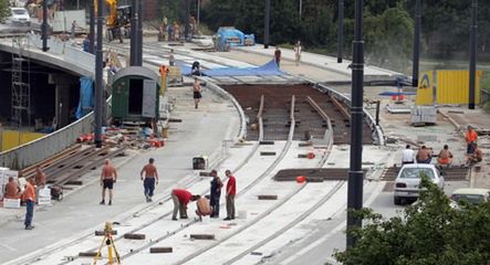 Drogowcy naprawiają, a inni niszczą