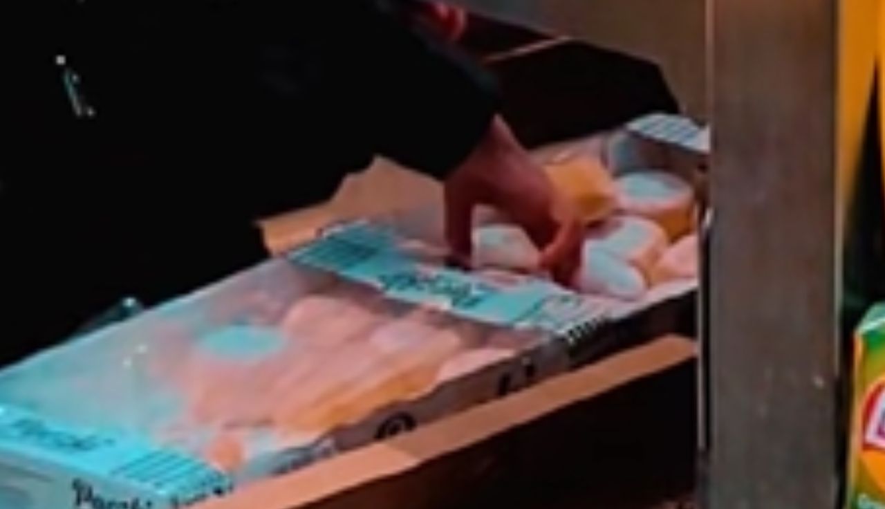 Obrzydliwe. Robiła to bez rękawiczki. Nagranie z Biedronki