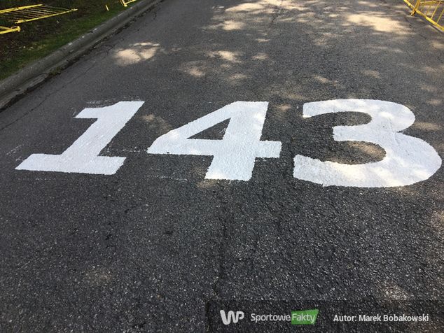 Na ostatnim odcinku, tuż przed metą, namalowano na asfalcie numer z którym jechał Bjorg Lambrecht.