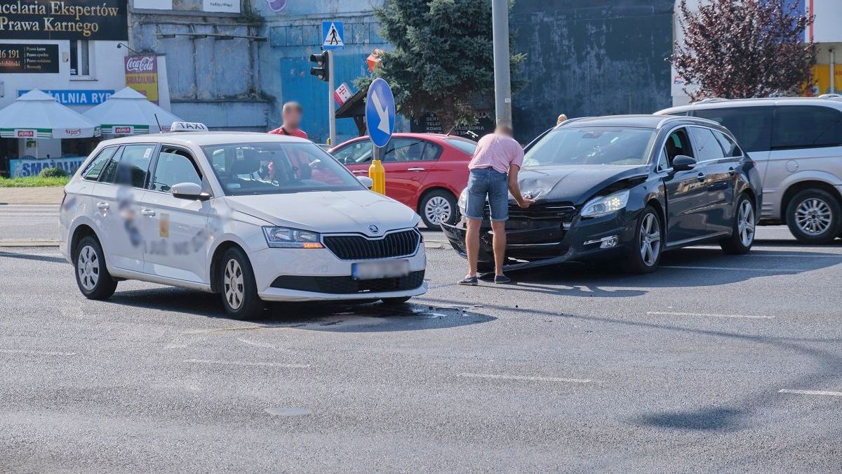 Kolizja skody z peugeotem na skrzyżowaniu al. Tysiąclecia z ul. Lubartowską