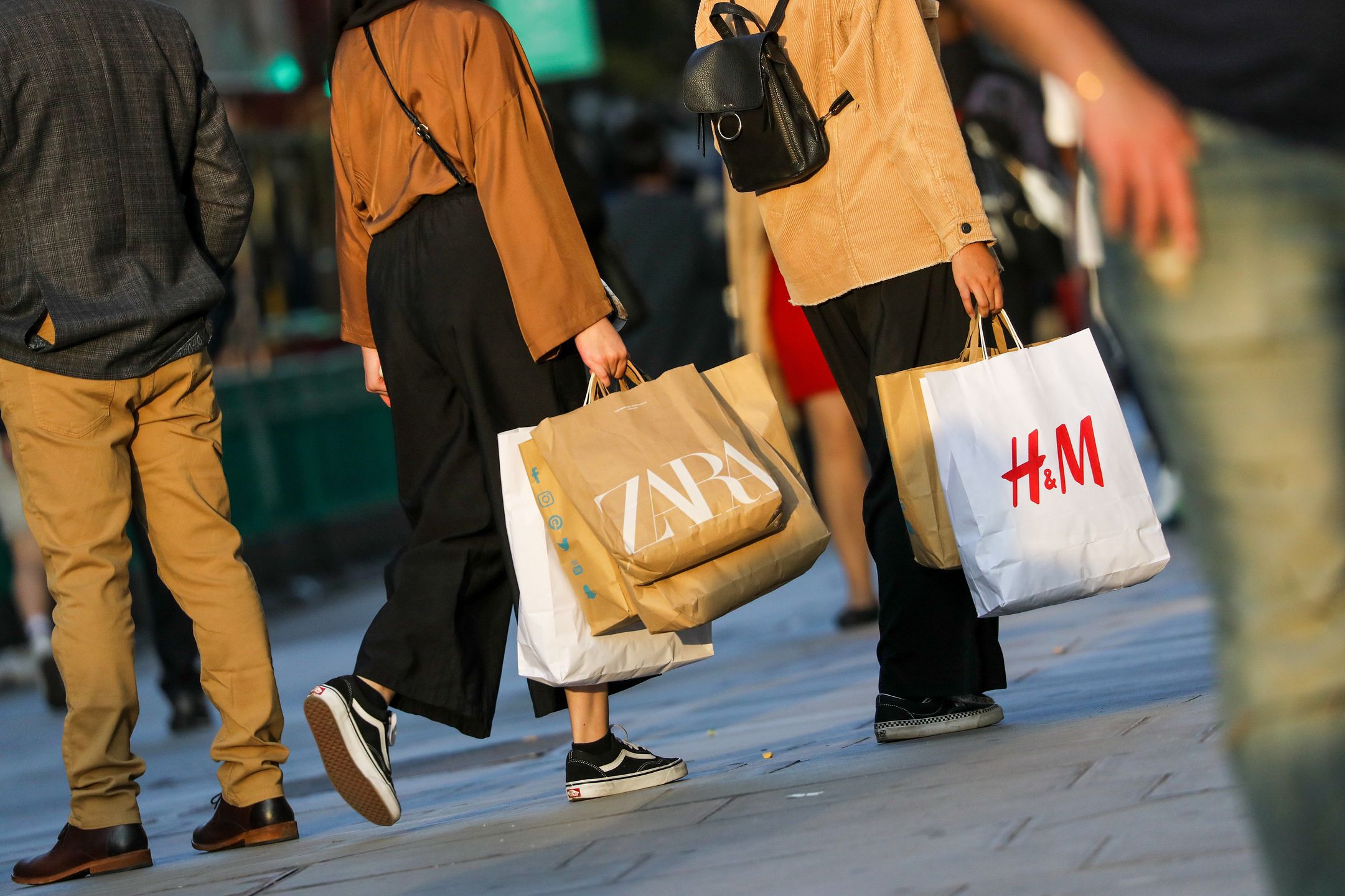 Fast fashion, czyli moda błyskawiczna niesie ze sobą ogromne konsekwencje. Fast Fashion przyczynia się do nadmiernego zużycia wody, zanieczyszczania środowiska, oraz wyzysku kobiet i dzieci.