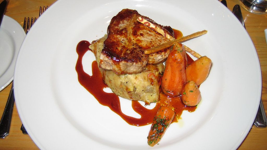 Opiekana polędwica wieprzowa z kością (samo mięso)