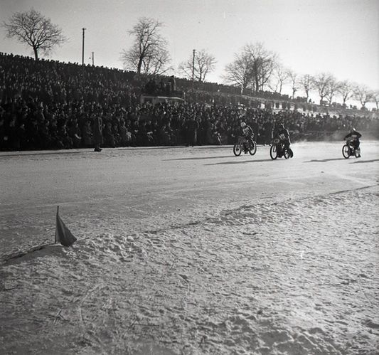 Zawody na zamarzniętym Dunaju cieszyły się sporą popularnością. Tu, w 1950 roku, zgromadziło się osiem tysięcy widzów.