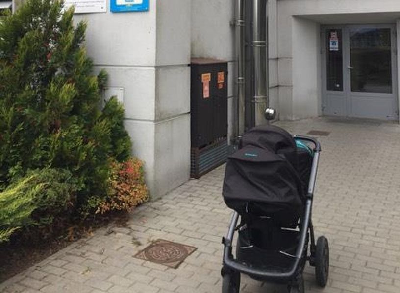Wilanów. Ochroniarz kazał zostawić wózek z niepełnosprawnym dzieckiem przed urzędem