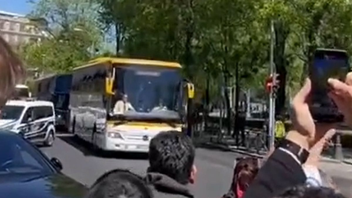 Twitter / elchiringuitotv / Na zdjęciu: autokar Barcelony
