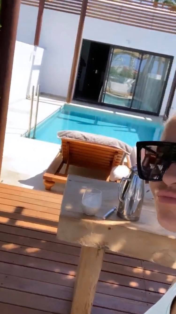 Blanka Lipińska wskakuje topless do basenu