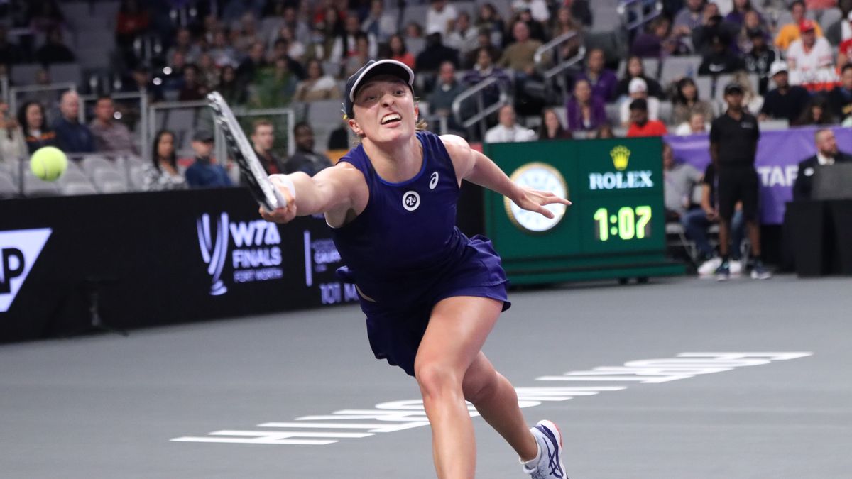 Fort Worth, USA, 06.11.2022. Iga Świątek podczas meczu grupy Tracy Austin turnieju WTA Finals z Amerykanką Coco Gauff, 5 bm. w Fort Worth. Polka wygrała 6:3, 6:0. (mk) PAP/Marcin Cholewiński