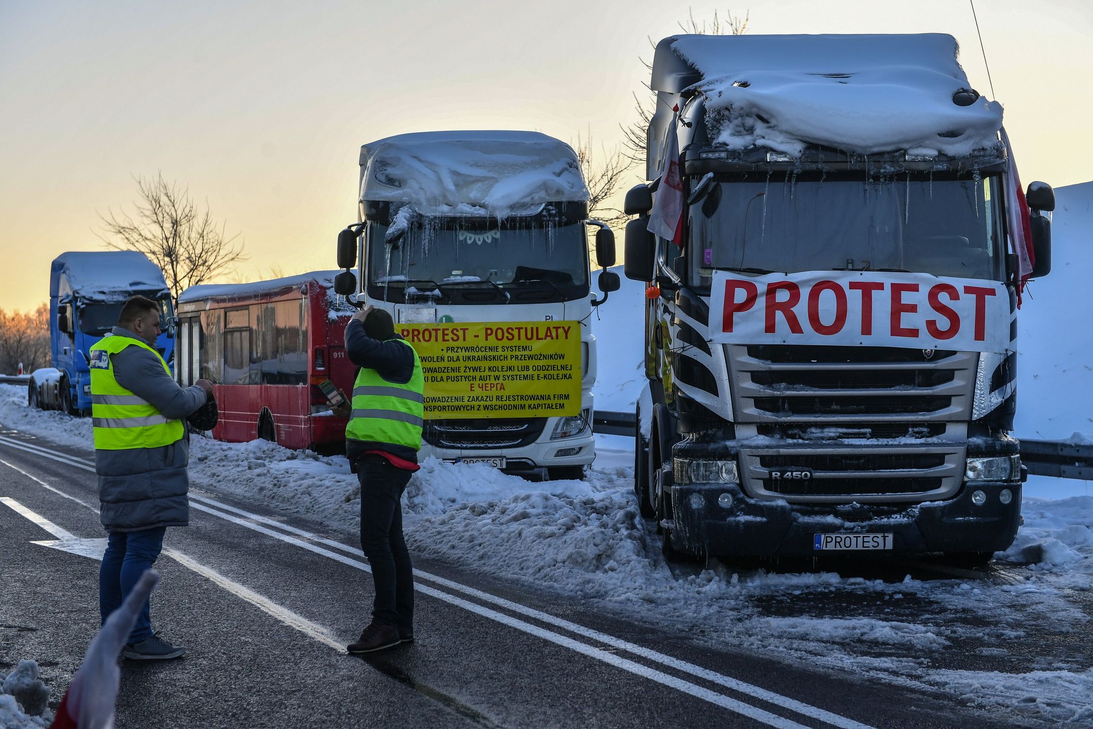 Hrebenne, 04.12.2023. Protest przewoźników przed przejściem granicznym w miejscowości Hrebenne, przy którym, 4 bm. odbyła się konferencja prasowa ministra infrastruktury. Tematem spotkania były działania Ministerstwa Infrastruktury, związane z protestem przedstawicieli branży transportowej. (amb) PAP/Wojtek Jargiło
