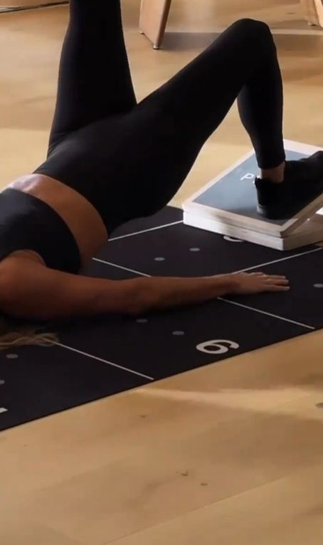 Jest po 50-tce, a wciąż zachwyca figurą