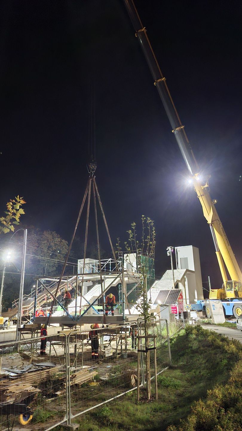 Przystanek SKM Szczecin Żelechowa. Montaż odbył się wieczorem 13 października
