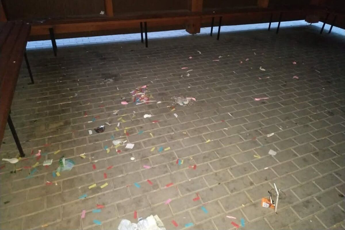 Śmieci i potłuczone szkło w wiacie dla morsów nad Zalewem Zemborzyckim