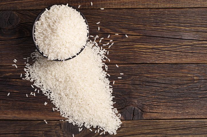 Surowy biały ryż długoziarnisty (wzbogacony)
