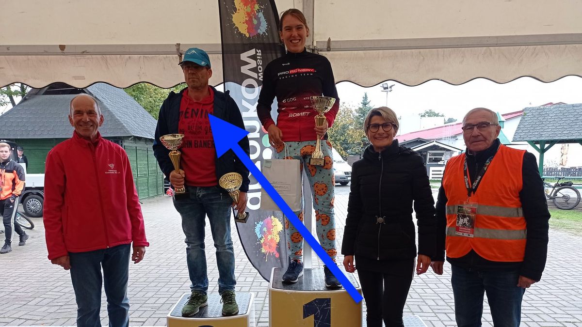 Niemiec - Andre Schmidtchen - odebrał nagrodę za zajęcia drugiego miejsca w kategorii kobiet w duathlonie, który został zorganizowany w Drzonkowie