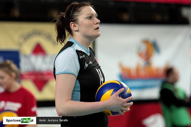 Tamara Kaliszuk atakująca Tauron Banimex MKS Dąbrowa Górnicza
