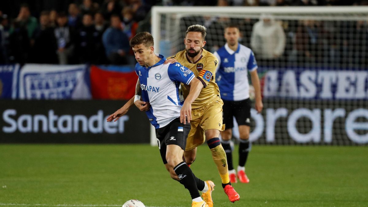 PAP/EPA / Na zdjęciu: Pere Pons (Deportivo Alaves) oraz Jose Luis Morales (Levante)