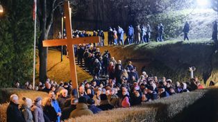W środku nocy szli za krzyżem. Tłum wiernych na drodze krzyżowej w poznańskim Forcie VII
