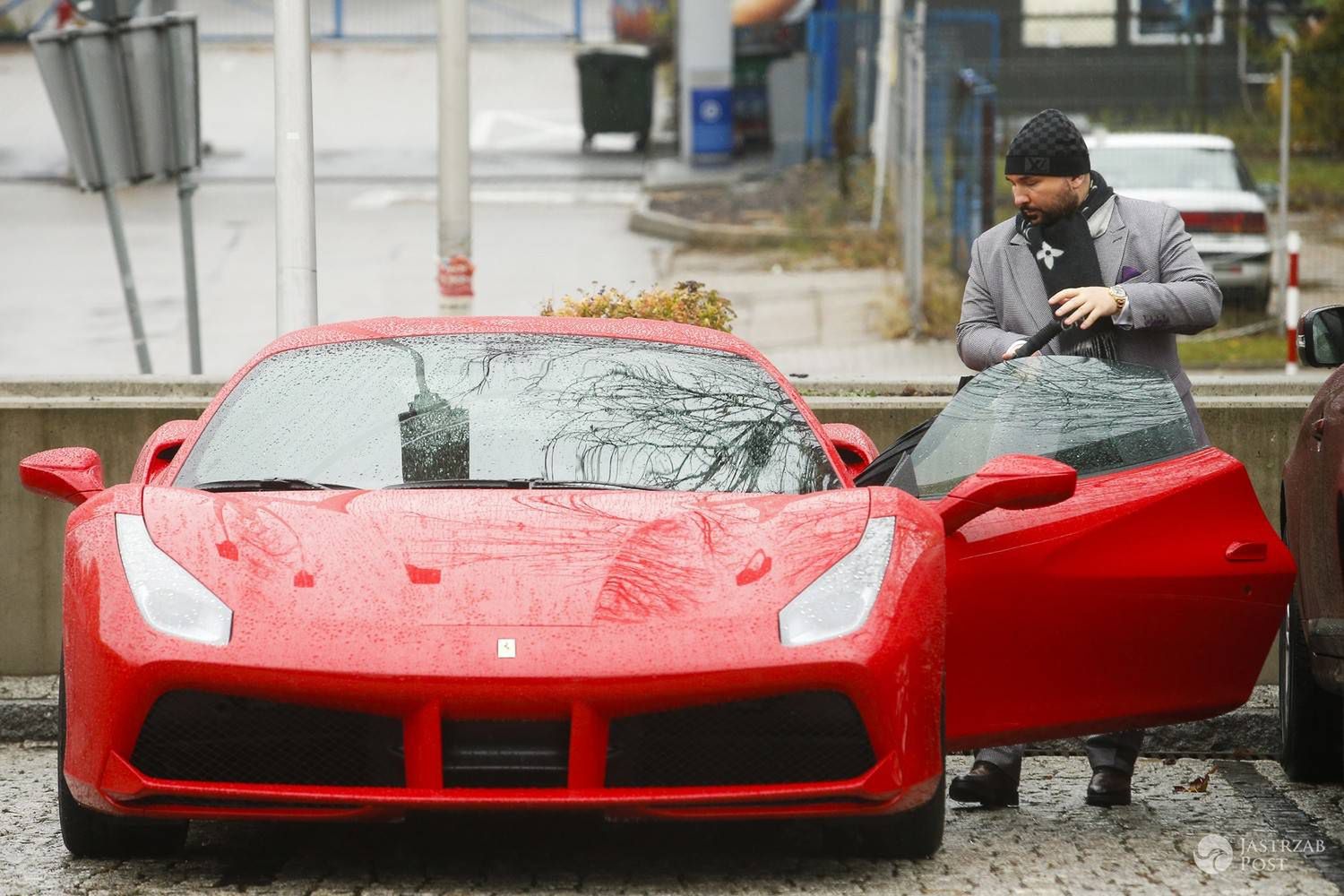 Patryk Vega jeździe Ferrari. Zdjęcia