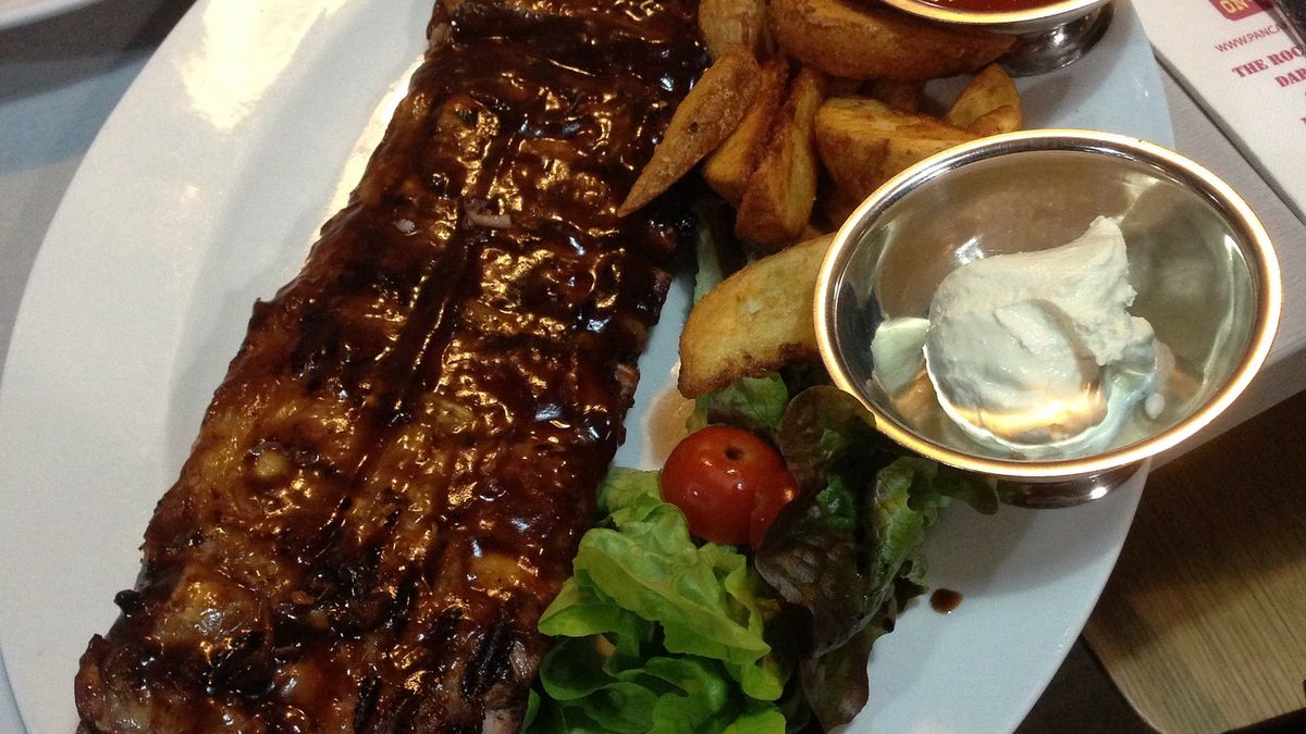 Opiekane żeberka wieprzowe z kością (mięso i tłuszcz)